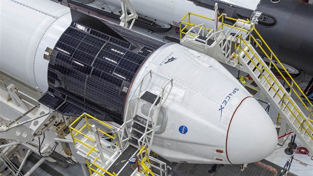 Spojování rakety Falcon 9 a lodi Crew Dragon