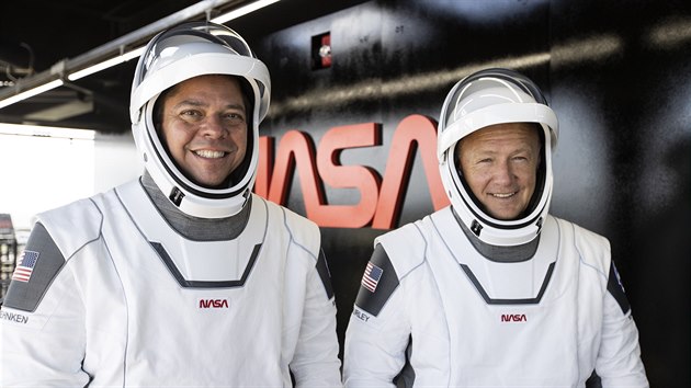 Posádka prvního pilotovaného letu lodí společnosti SpaceX k ISS. Zleva: Robert Behnken, Douglas Hurley