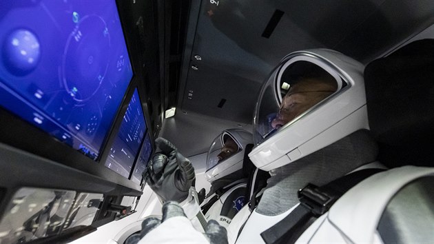 Posádka lodi CrewDragon pro první pilotovaný let