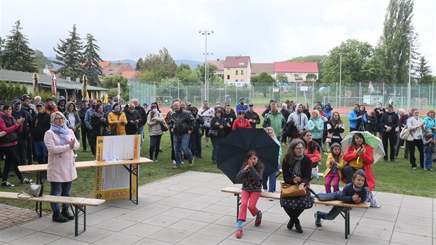 Setkání občanů v areálu SK Baník Modlany ohledně nesouhlasu s výstavbou hal za obcí Suché v katastru obce Modlany. (25. května 2020)