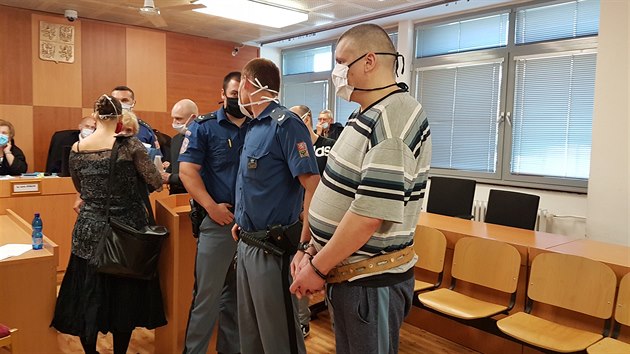 Pro pětici obžalovaných Litevců státní zástupkyně navrhuje tresty v rozmezí od 6 do 9,5 let. Litevci před ústeckým krajským soudem 27. května 2020.