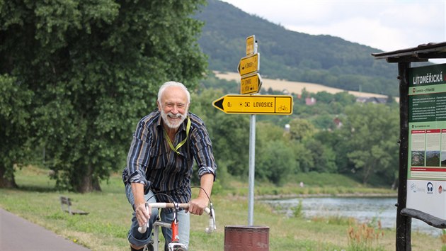 Cyklistick Labsk stezka na levm behu eky oznaen jako 2A vede kolem Lovosic.