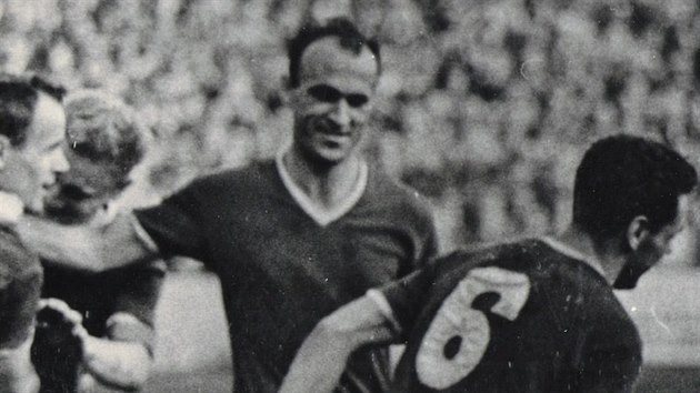 Fotbalist Hradce se v mistrovsk sezon 1959/1960 raduj ze vstelen branky. Zleva Kvaek, Piman, Hledk a Michlek.