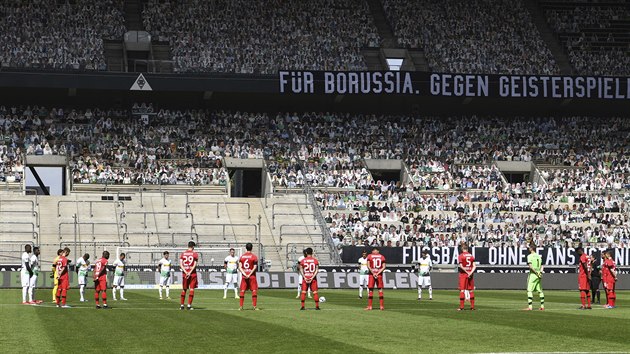 Fotbalist Borussie Mnchengladbach a Bayeru Leverkusen dr minutu ticha za obti koronaviru.