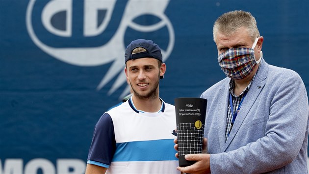 Michael Vrbensk a Ivo Kaderka s trofej pro vtze  turnaje O pohr prezidenta TS v prask Stromovce.