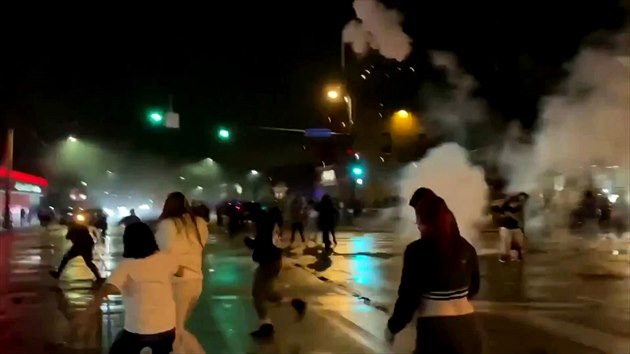 Americkm Minneapolis zmtaj nsiln protesty. Policie pouila slzn plyn, budovy ho