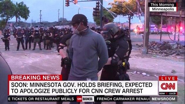 Policist v Minneapolis zatkli reportra CNN pi ivm vstupu