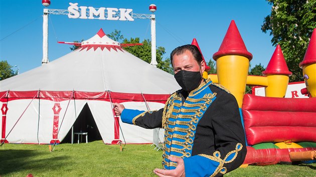 Cirkus Šimek se po nouzovém stavu, který strávil v Holešově, přesunul do Zlína. Principálem cirkusu je Emil Šimek.