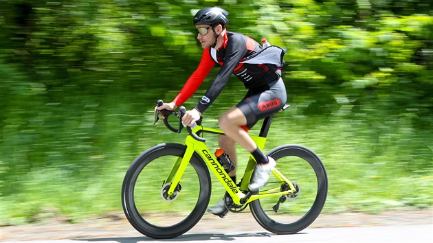 Slavkovsk radary je lokln zvod v silnin asovce do kopce, po dlouh zvodn pauze si ho nenechali ujt ani pedn et cyklist, na snmku vtz Lubomr Petru, esk cyklokrosa zvodc za Kolrna Olomouc.