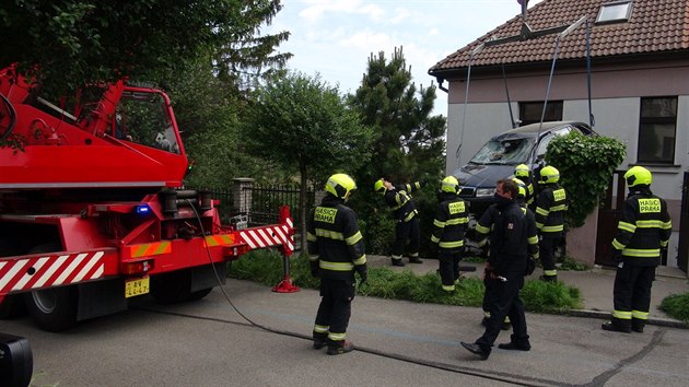 V Praze 5 v ulici Xaveriova se v pátek krátce před polednem stala nehoda. Osobní vozidlo se samovolně rozjelo, sjelo z vozovky a nabouralo do plotu a části rodinného domu. (22. května 2020)