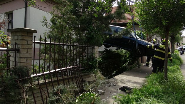 V Praze 5 v ulici Xaveriova se v ptek krtce ped polednem stala nehoda. Osobn vozidlo se samovoln rozjelo, sjelo z vozovky a nabouralo do plotu a sti rodinnho domu. (22. kvtna 2020)