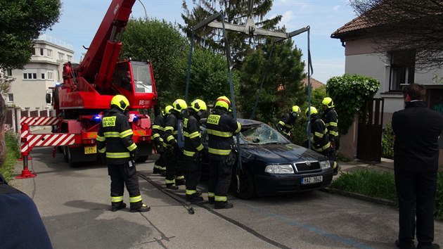 V Praze 5 v ulici Xaveriova se v pátek krátce před polednem stala nehoda. Osobní vozidlo se samovolně rozjelo, sjelo z vozovky a nabouralo do plotu a části rodinného domu. (22. května 2020)