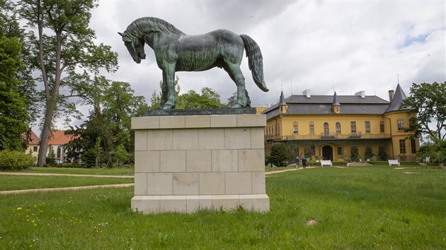 Bronzov socha kon od Bohumila Kafky zmnila sv pvodn msto.