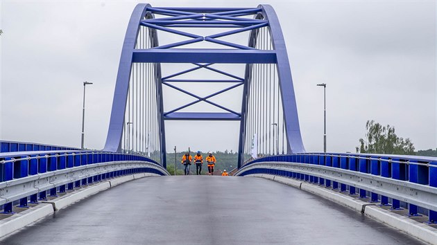 Most, který spojil Valy s Mělicemi, postavila firma Stavby mostů Praha ve spolupráci s Metrostavem za 10 měsíců.