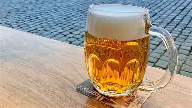 Pivo s výhledem na Staroměstské náměstí si teď díky nízkým cenám dopřává více Čechů.