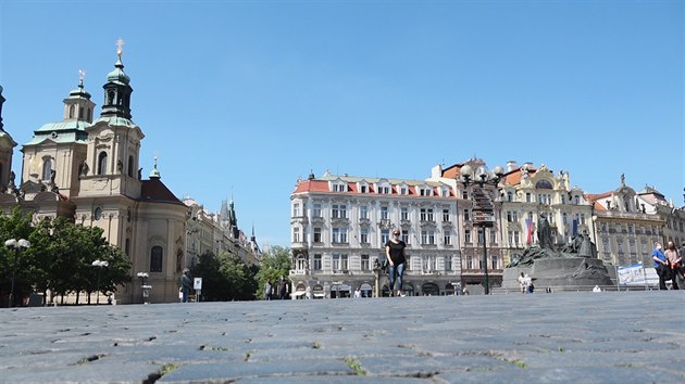 Staromstsk nmst je stle liduprzdn, restaurace proto nzkmi cenami bojuj o esk zkaznky.