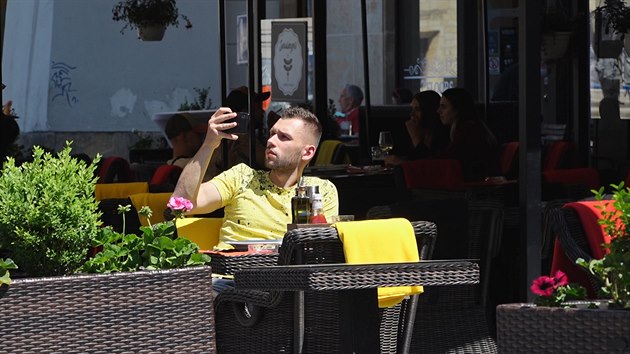 Reportér Matěj Smlsal obědvá přímo pod orlojem na liduprázdném Staroměstském náměstí. Ten výhled každopádně stojí za fotku.