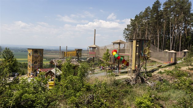 V olomouck zoologick zahrad na Svatm Kopeku znovu otevelo lanov centrum Lanek, kter muselo bt ped rokem a pl uzaveno kvli dlouhodobm problmm s vynucenm kcenm strom napadench krovcem, a problmy zavrila vichice Eberhard, kter v zoo vyvrtila stovky strom.