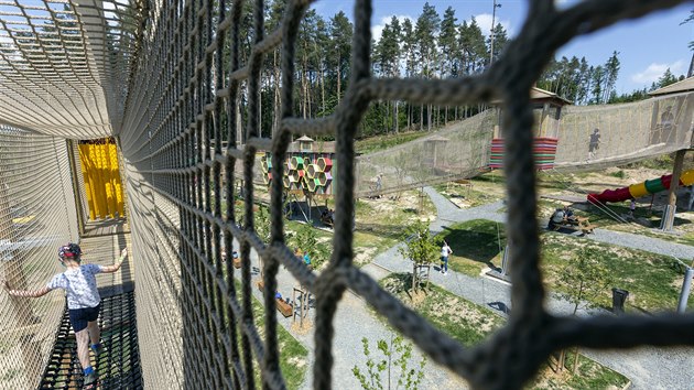 V olomouck zoologick zahrad na Svatm Kopeku znovu otevelo lanov centrum Lanek, kter muselo bt ped rokem a pl uzaveno kvli dlouhodobm problmm s vynucenm kcenm strom napadench krovcem, a problmy zavrila vichice Eberhard, kter v zoo vyvrtila stovky strom.