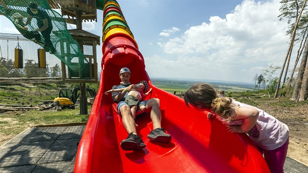 V olomouck zoologick zahrad na Svatm Kopeku znovu otevelo lanov centrum Lanek, kter muselo bt ped rokem a pl uzaveno kvli dlouhodobm problmm s vynucenm kcenm strom napadench krovcem, a problmy zavrila vichice Eberhard, kter v zoo vyvrtila stovky strom.