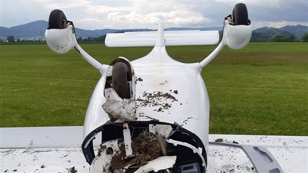Na šumperském letišti havarovalo při přistání ultralehké letadlo. Dva lidé na palubě vyvázli bez zranění.