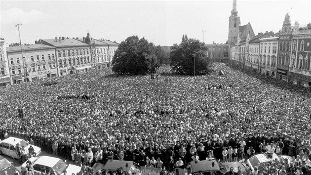 Pohled na zaplnn prostjovsk nmst bhem nvtvy Vclava Havla ve mst 28. kvtna 1990. Do centra celkov dorazilo zhruba ticet tisc lid.