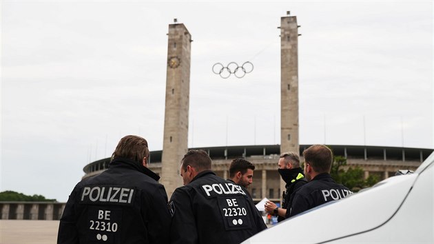 Pslunci nmeck policie se chystaj na berlnsk derby mezi Herthou a Unionem.