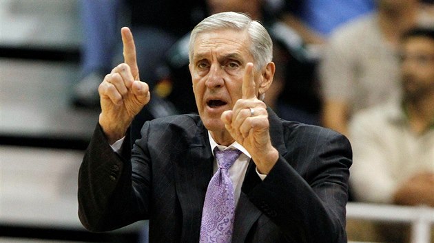 Jerry Sloan kouuje hre Utahu na snmku z roku 2010.