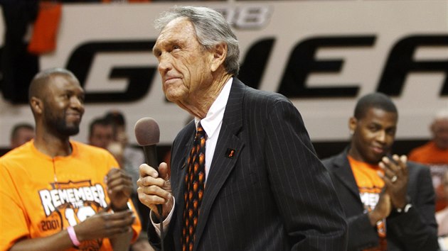 Eddie Sutton na snmku z roku 2011, kdy si Oklahoma State pipomnali deset let od pdu letadla s dvma basketbalisty a osmi leny realizanho tmu.