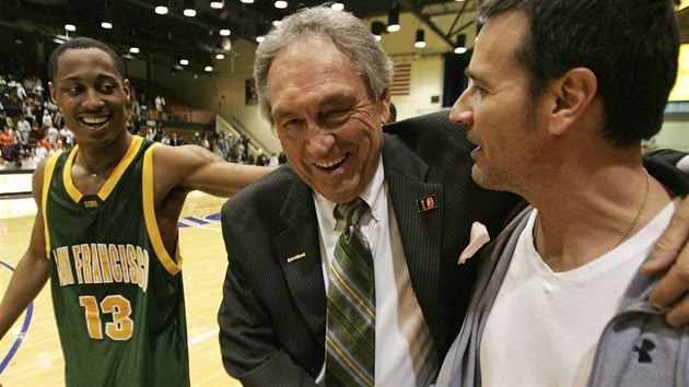 Eddie Sutton jako trenr San Franciska na snmku z roku 2008. Prv vyhrl svj 800. zpas v NCAA. Vpravo Terry Anzaldo, vlevo Myron Strong.