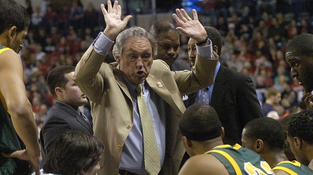 Eddie Sutton jako trenr San Franciska na snmku z roku 2008.