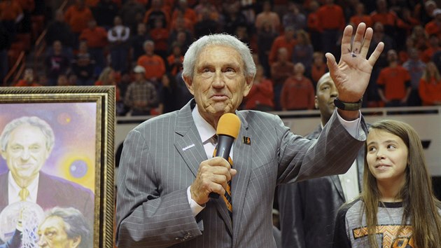 Eddie Sutton na snmku z roku 2014, mv fanoukm Oklahoma State.