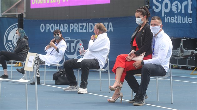 Judistický šampion Lukáš Krpálek a jeho žena Eva, rozená Kaderková, sledují pražský turnaj O pohár prezidenta ČTS.