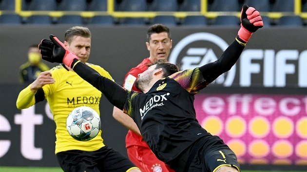 Roman Burki, brank Dortmundu, zasahuje v zpase s Bayernem.