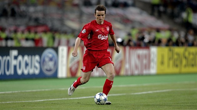 Vladimír Šmicer z Liverpoolu u míče ve finále Ligy mistrů v roce 2005.
