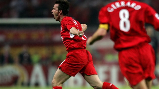 Vladimír Šmicer z Liverpoolu slaví gól ve finále Ligy mistrů v roce 2005.