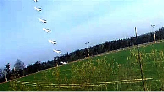Záběry z bezpečnostní kamery v areálu společnosti ZBA Slavoňov zachytily pád vrtulníku na vzdálenost 300 metrů. Poslední fáze letu trvala 1,2 sekundy. Vrtulník padal k zemi v poloze na zádech, tedy nosným rotorem směrem dolů.