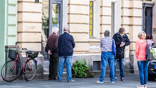 Před znovuotevřeným kadeřnictvím v Pospíšilově ulici v Hradci Králové se tvořila fronta zákazníků (11. 5. 2020).