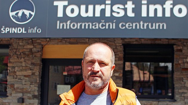Martin Jandura provozuje ve pindlerov Mln turistick informan centrum a internetov ubytovac portl.