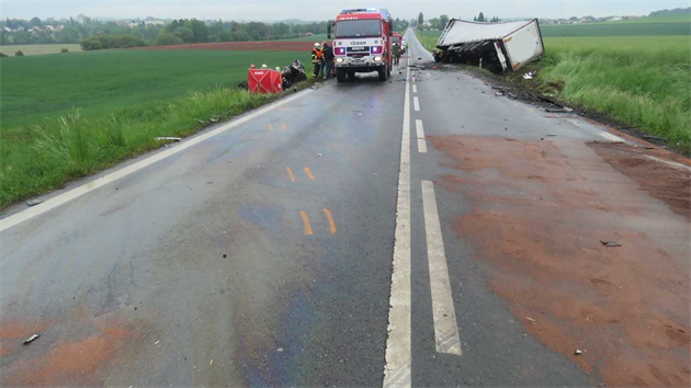 Šestadvacetiletý řidič osobního auta zemřel při čelní srážce s kamionem. Tragická nehoda se stala na silnici mezi Stodem a Holýšovem.