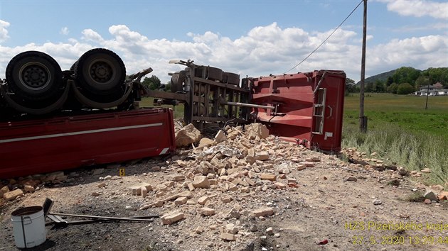 Nehoda nákladního auta zablokovala silnici u Chudenína na Klatovsku. Řidič najel na krajnici a vozidlo nedokázal udržet na kolech.
