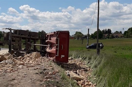 Nehoda nákladního auta zablokovala silnici u Chudenína na Klatovsku. Řidič najel na krajnici a vozidlo nedokázal udržet na kolech.