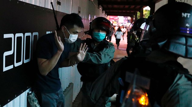 Policie v Hongkongu rozhnla demonstraci proti zkonu o nrodn bezpenosti navrhovanmu Pekingem. (24. kvtna 2020)