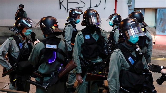 Policie v Hongkongu rozháněla demonstraci proti zákonu o národní bezpečnosti navrhovanému Pekingem. (24. května 2020)