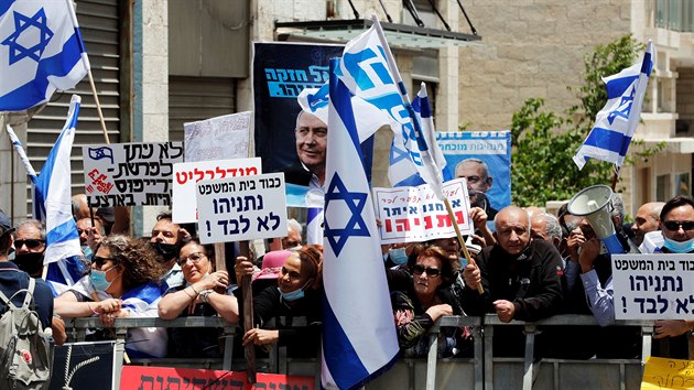 Lid protestovali proti izraelskmu premirovi Benjaminu Netanjahuovi, kter je obvinn z korupce (24. kvtna 2020).