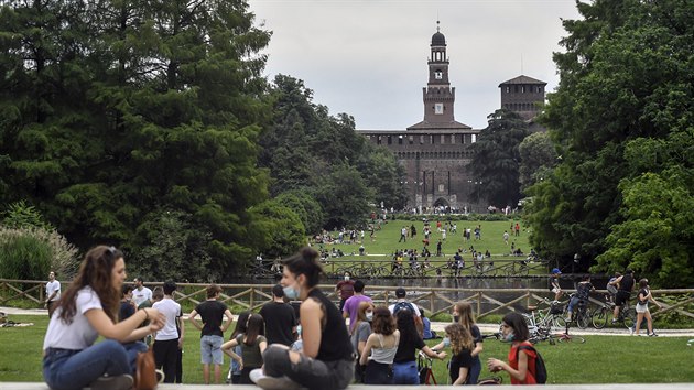 Italov� po v�ce ne� dvou m�s�c�ch sm�li vyrazit ven. (23. kv�tna 2020)