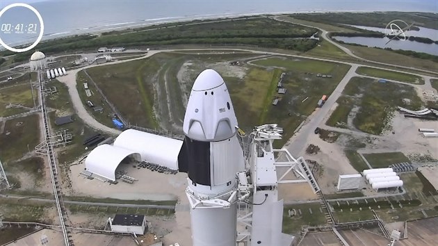 Loď Crew Dragon s posádkou na vrcholu rakety Falcon 9 jen desítky minut před startem