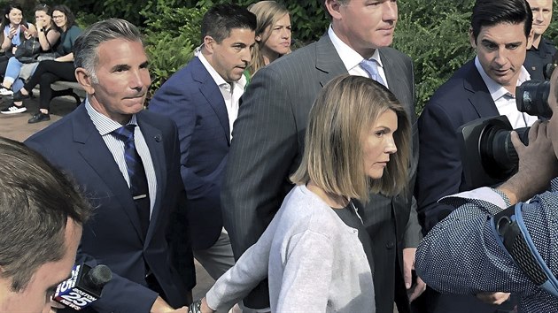 Mossimo Giannulli a Lori Loughlinová odcházejí od soudu (Boston, 27. srpna 2019).