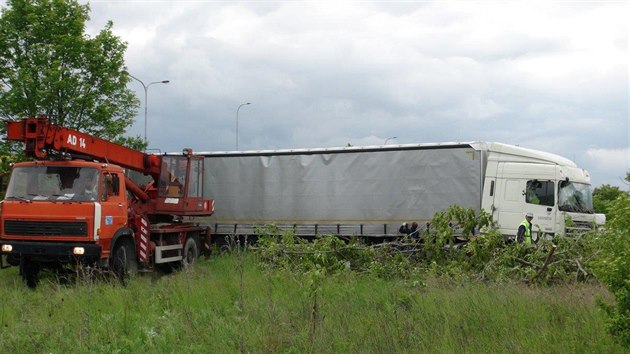 Kamion vyjel ze silnice a skončil v poli (25.5.2020).