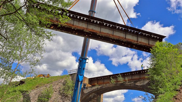 Obří jeřáb snesl most na problémové trati u Dalovic, kde se v minulosti sesunul svah (29. 5. 2020.)